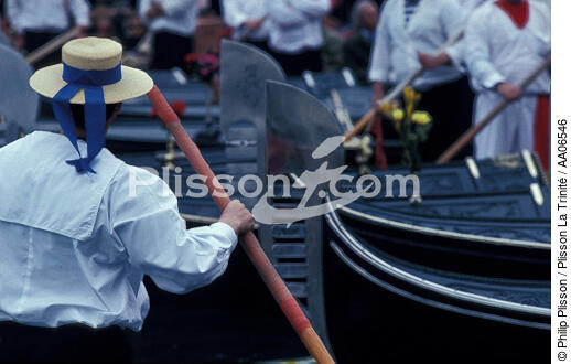 Gondolier à Venise. - © Philip Plisson / Plisson La Trinité / AA06546 - Nos reportages photos - Gondole