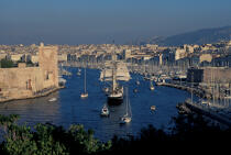 Le Belem dans le port de Marseille. © Philip Plisson / Plisson La Trinité / AA06562 - Nos reportages photos - Rempart