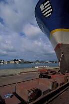 Bateau à sec dans le port de Concarneau. © Philip Plisson / Plisson La Trinité / AA06714 - Nos reportages photos - Concarneau