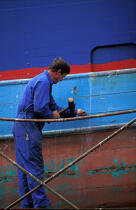 Réparation d'un bateau de pêche. © Philip Plisson / Plisson La Trinité / AA06717 - Nos reportages photos - Concarneau