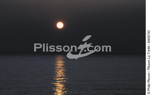 Pleine lune. - © Philip Plisson / Plisson La Trinité / AA06743 - Nos reportages photos - Lune