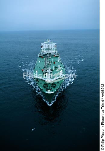 Méthanier. - © Philip Plisson / Plisson La Trinité / AA06942 - Photo Galleries - Cargo ship carrying methane