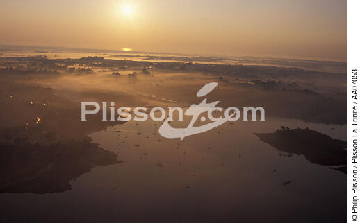 Couché de soleil sur la Rance. - © Philip Plisson / Plisson La Trinité / AA07053 - Nos reportages photos - Philip Plisson