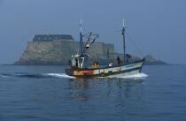 Back from fishing. © Philip Plisson / Plisson La Trinité / AA07066 - Photo Galleries - Lobster pot fishing boat