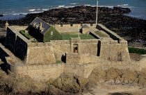 Le Fort National devant Saint-Malo. © Philip Plisson / Plisson La Trinité / AA07068 - Photo Galleries - Philip Plisson