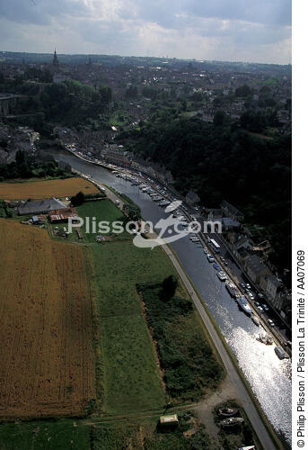 Dinan traversé par la Rance. - © Philip Plisson / Plisson La Trinité / AA07069 - Nos reportages photos - Rance [La]