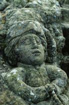 Personnage sculpté dans la roche. © Philip Plisson / Plisson La Trinité / AA07080 - Photo Galleries - Philip Plisson
