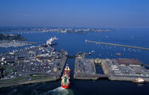 Le port de commerce de Saint-Malo. © Philip Plisson / Plisson La Trinité / AA07082 - Photo Galleries - Philip Plisson