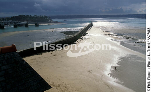 Basse mer sur le Môle des Noires. - © Philip Plisson / Plisson La Trinité / AA07086 - Nos reportages photos - Marée basse