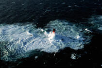 Les Pierres Noires en Mer d'Iroise. © Philip Plisson / Plisson La Trinité / AA07139 - Nos reportages photos - Gros temps