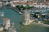 Les 2 tours du port de La Rochelle. © Philip Plisson / Plisson La Trinité / AA07140 - Photo Galleries - Charente Maritime