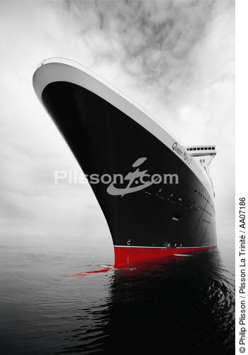 L'étrave du Queen Mary II. - © Philip Plisson / Plisson La Trinité / AA07186 - Nos reportages photos - Elément d'un bateau