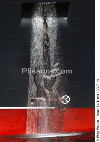 L'ancre du Queen Mary II. - © Philip Plisson / Plisson La Trinité / AA07190 - Nos reportages photos - Philip Plisson