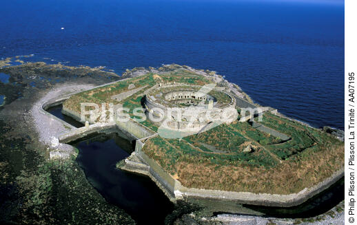 Le fort de l'île Saint-Marcouf. - © Philip Plisson / Plisson La Trinité / AA07195 - Nos reportages photos - Philip Plisson