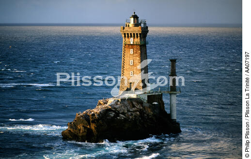 Le phare de la Vieille dans le Raz de Sein. - © Philip Plisson / Plisson La Trinité / AA07197 - Nos reportages photos - Phare [29]