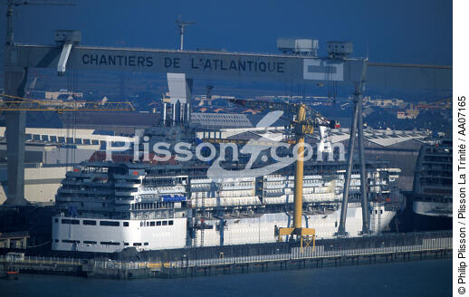 Paquebot en construction. - © Philip Plisson / Plisson La Trinité / AA07165 - Nos reportages photos - Chantier Naval