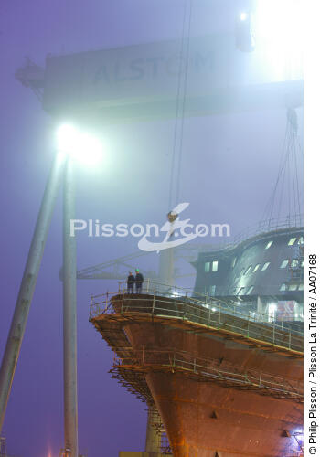 Le Queen Mary II aux Chantiers de l'Atlantique. - © Philip Plisson / Plisson La Trinité / AA07168 - Nos reportages photos - Construction navale