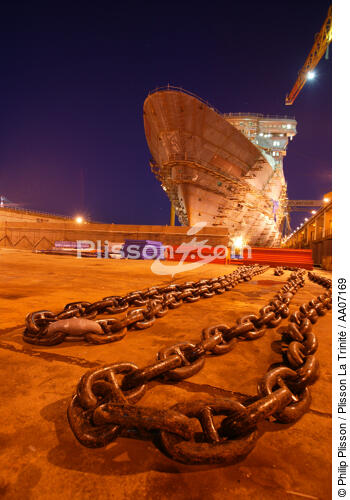 Les Chantiers de l'Atlantique au petit matin. - © Philip Plisson / Plisson La Trinité / AA07169 - Nos reportages photos - Construction navale