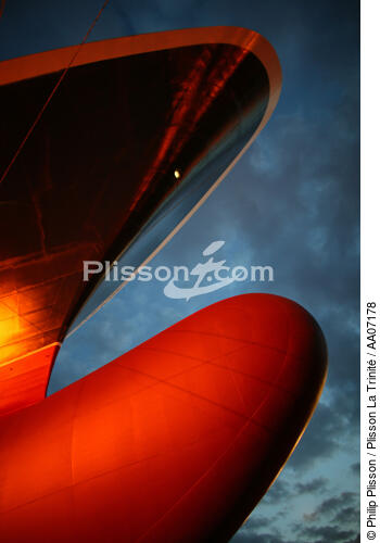 Le bulbe et l'étrave du Queen Mary II. - © Philip Plisson / Plisson La Trinité / AA07178 - Nos reportages photos - Chantier Naval