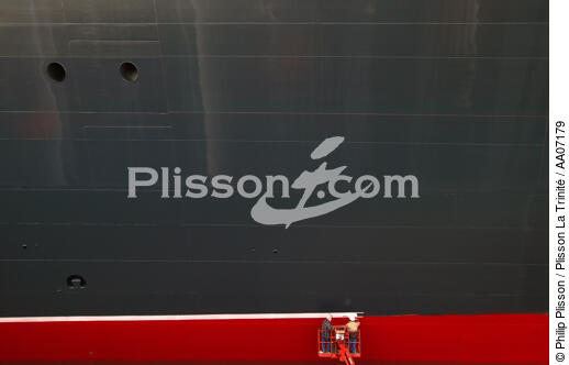 Peinture de la ligne de flotaison du Queen Mary II. - © Philip Plisson / Plisson La Trinité / AA07179 - Nos reportages photos - Site [44]