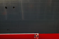 Peinture de la ligne de flotaison du Queen Mary II. © Philip Plisson / Plisson La Trinité / AA07179 - Nos reportages photos - Site [44]