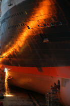 Dernière soudure pour le Queen Mary II. © Philip Plisson / Plisson La Trinité / AA07182 - Nos reportages photos - Réparation navale