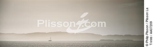 Seul en mer. - © Philip Plisson / Plisson La Trinité / AA07209 - Nos reportages photos - Brume