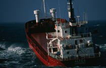 Cargo dans du gros temps. © Philip Plisson / Plisson La Trinité / AA07212 - Nos reportages photos - Transport maritime