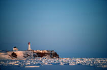 Un bout de terre prisonier des glaces. © Philip Plisson / Plisson La Trinité / AA07249 - Photo Galleries - Island [Quebec]