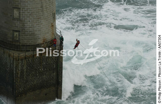 La relève à Kéréon. L'envol des gardiens funambules. - © Philip Plisson / Plisson La Trinité / AA07304 - Photo Galleries - Iroise Sea [The]