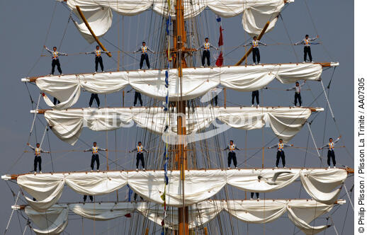 Le Navire mexicain, Cuauhtemoc finit sa descente de la Seine lors de l'Armada 2003. - © Philip Plisson / Plisson La Trinité / AA07305 - Photo Galleries - Tall ships