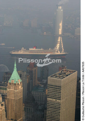 Arrivée du Queen Mary II à New-York. - © Guillaume Plisson / Plisson La Trinité / AA07635 - Nos reportages photos - Brume
