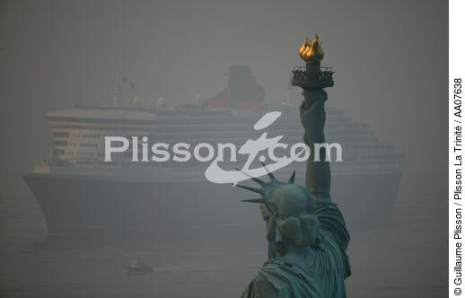 Arrivée du Queen Mary II à New-York. - © Guillaume Plisson / Plisson La Trinité / AA07638 - Nos reportages photos - Aube