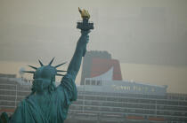 Arrivée du Queen Mary II à New-York. © Guillaume Plisson / Plisson La Trinité / AA07639 - Nos reportages photos - Aube