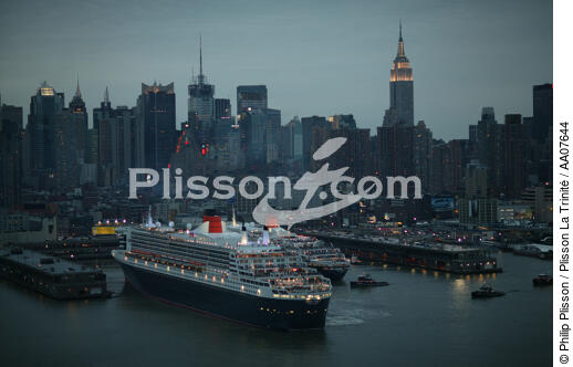 Départ du Queen Mary II de New-York. - © Philip Plisson / Plisson La Trinité / AA07644 - Nos reportages photos - New York [Etat]
