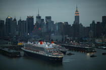 Départ du Queen Mary II de New-York. © Philip Plisson / Plisson La Trinité / AA07644 - Nos reportages photos - Transport maritime