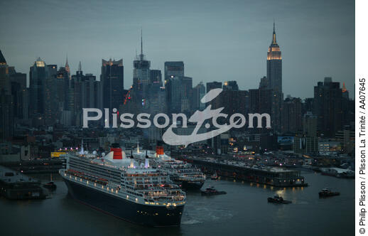 Départ du Queen Mary II de New-York. - © Philip Plisson / Plisson La Trinité / AA07645 - Nos reportages photos - La Grande Croisière