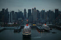 Départ du Queen Mary II de New-York. © Philip Plisson / Plisson La Trinité / AA07646 - Nos reportages photos - Transport maritime