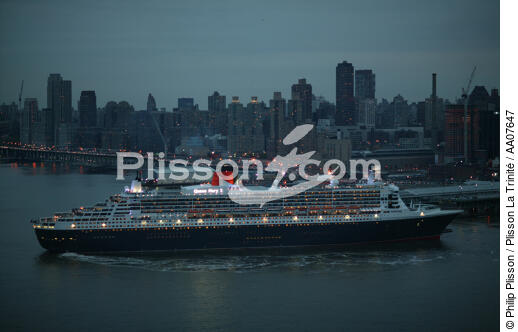 Départ du Queen Mary II de New-York. - © Philip Plisson / Plisson La Trinité / AA07647 - Nos reportages photos - New York [Etat]