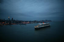 Départ du Queen Mary II de New-York. © Philip Plisson / Plisson La Trinité / AA07655 - Nos reportages photos - Transport maritime