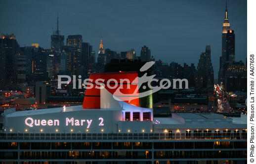 Départ du Queen Mary II de New-York. - © Philip Plisson / Plisson La Trinité / AA07658 - Nos reportages photos - New York [Etat]