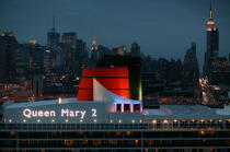 Departure of the Queen Mary II in New York. © Philip Plisson / Plisson La Trinité / AA07658 - Photo Galleries - Urban