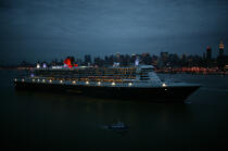 Départ du Queen Mary II de New-York. © Philip Plisson / Plisson La Trinité / AA07659 - Nos reportages photos - Transport maritime