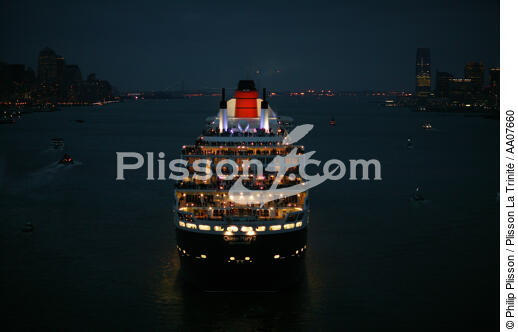 Départ du Queen Mary II de New-York. - © Philip Plisson / Plisson La Trinité / AA07660 - Nos reportages photos - Crépuscule