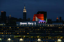 Départ du Queen Mary II de New-York. © Philip Plisson / Plisson La Trinité / AA07661 - Nos reportages photos - Crépuscule