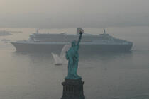 Arrivée du Queen Mary II à New-York. © Guillaume Plisson / Plisson La Trinité / AA07668 - Nos reportages photos - Etats-Unis