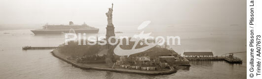 Le Queen Mary 2 arrivant à New York - © Guillaume Plisson / Plisson La Trinité / AA07673 - Nos reportages photos - Queen Mary II, la naissance d'une légende