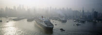 Le Queen Mary 2 arrivant à New York © Guillaume Plisson / Plisson La Trinité / AA07674 - Nos reportages photos - Brume