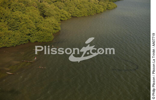 Scène de pêche dans l'archipel des San-Blas au large des côtes du Panama - © Philip Plisson / Plisson La Trinité / AA07719 - Nos reportages photos - Philip Plisson