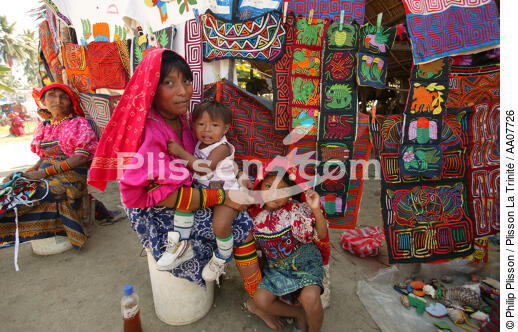 Femmes et enfants dans l'archipel des San-Blas. - © Philip Plisson / Plisson La Trinité / AA07726 - Nos reportages photos - Philip Plisson